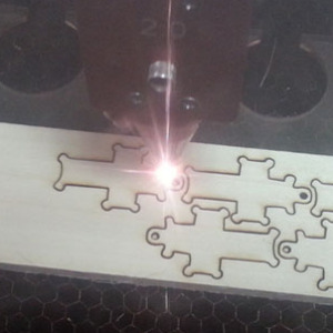 Lasersko sečenje drvenog pločastog materijala